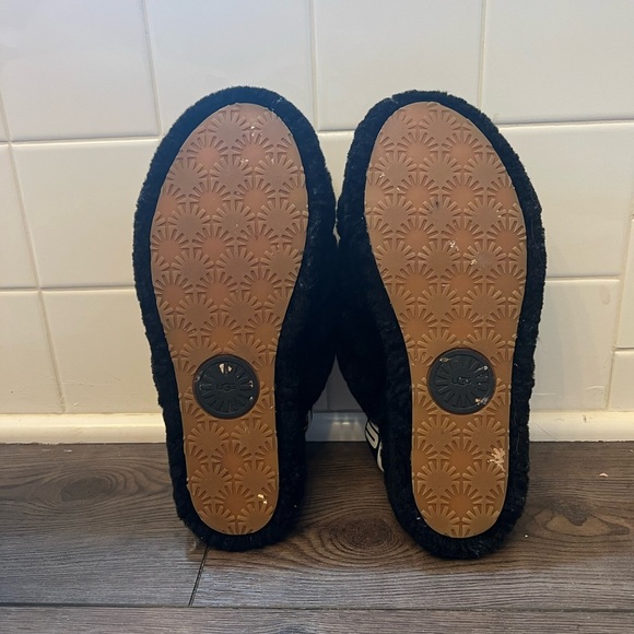 UGG Black Fluffy Slide Sandals - Picture 5 of 5